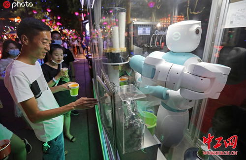 独家 黑科技 西安街头现自动售卖饮品机器人 做冰激凌只需30秒