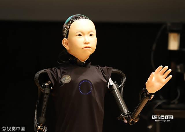 日本学者研发智能机器人 举止类人还会现场"采访"